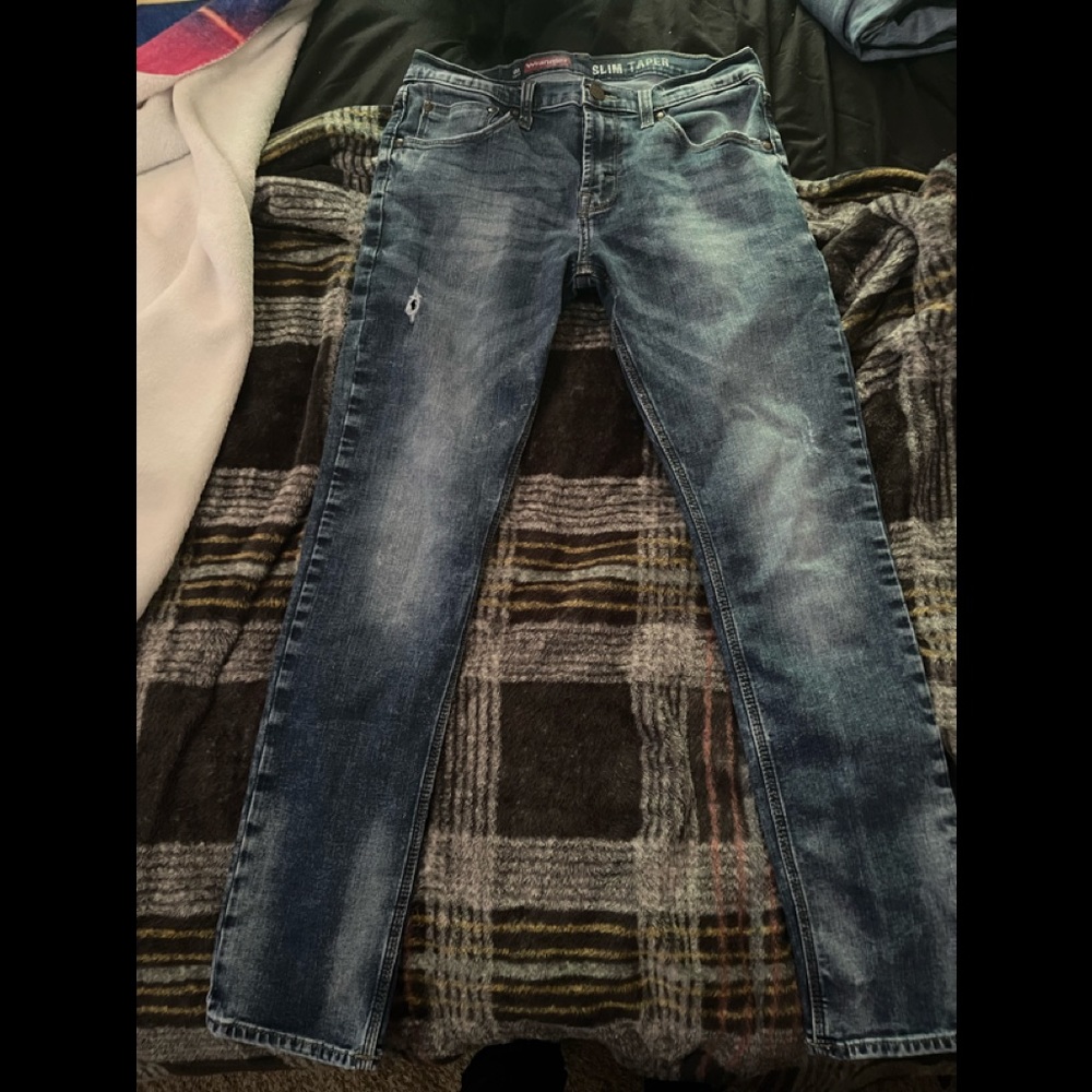 Wrangler mens jeans. Slim taper slight stretchy design. No stains/rips